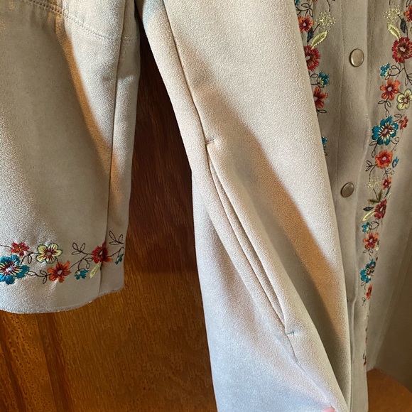 Embroidered spring coat, washable, worn twice - Picture 5 of 7
